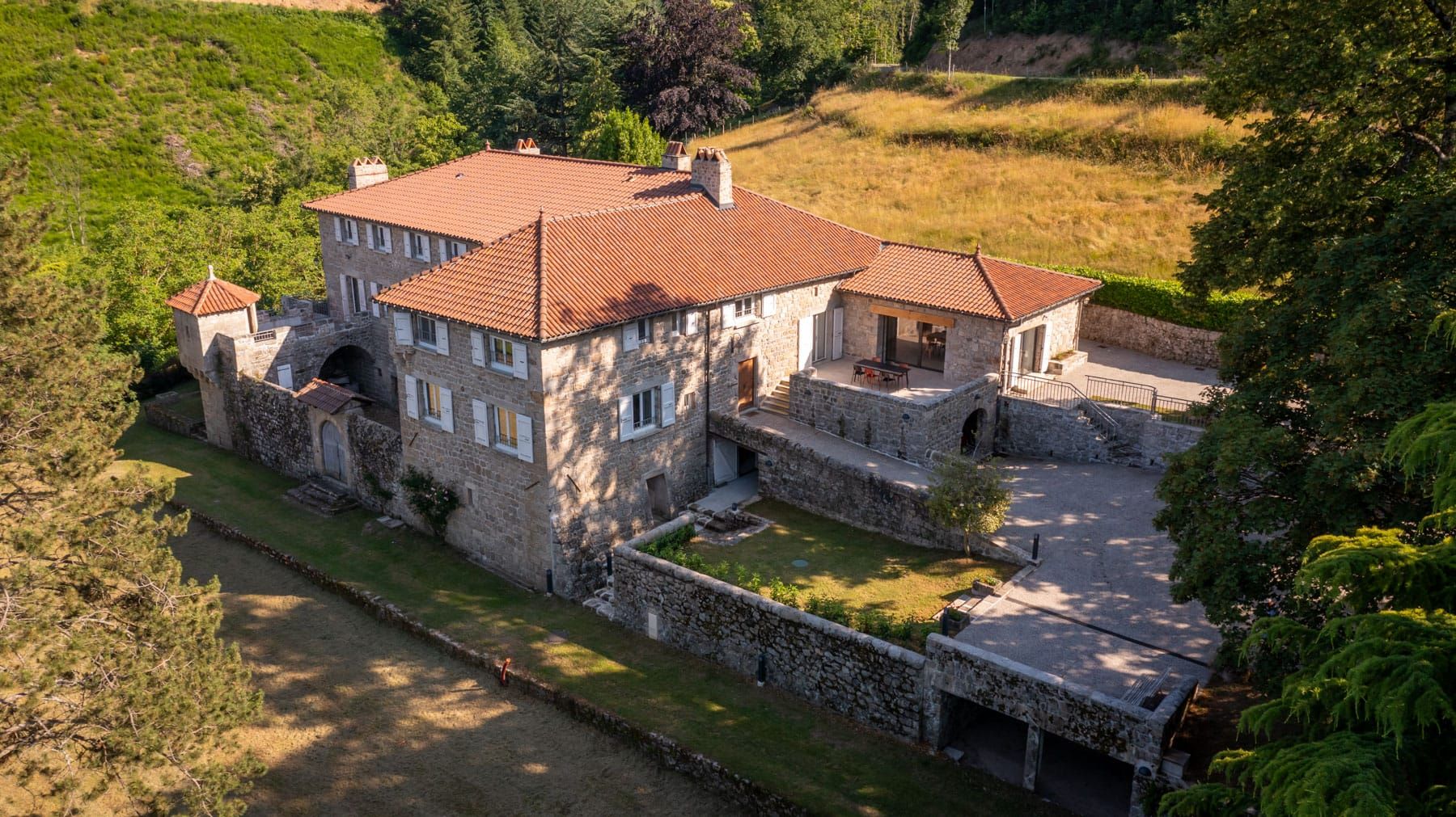 location grande maison villa les charriers ardèche le cheylard hyttalodge rental mariage anniversaire