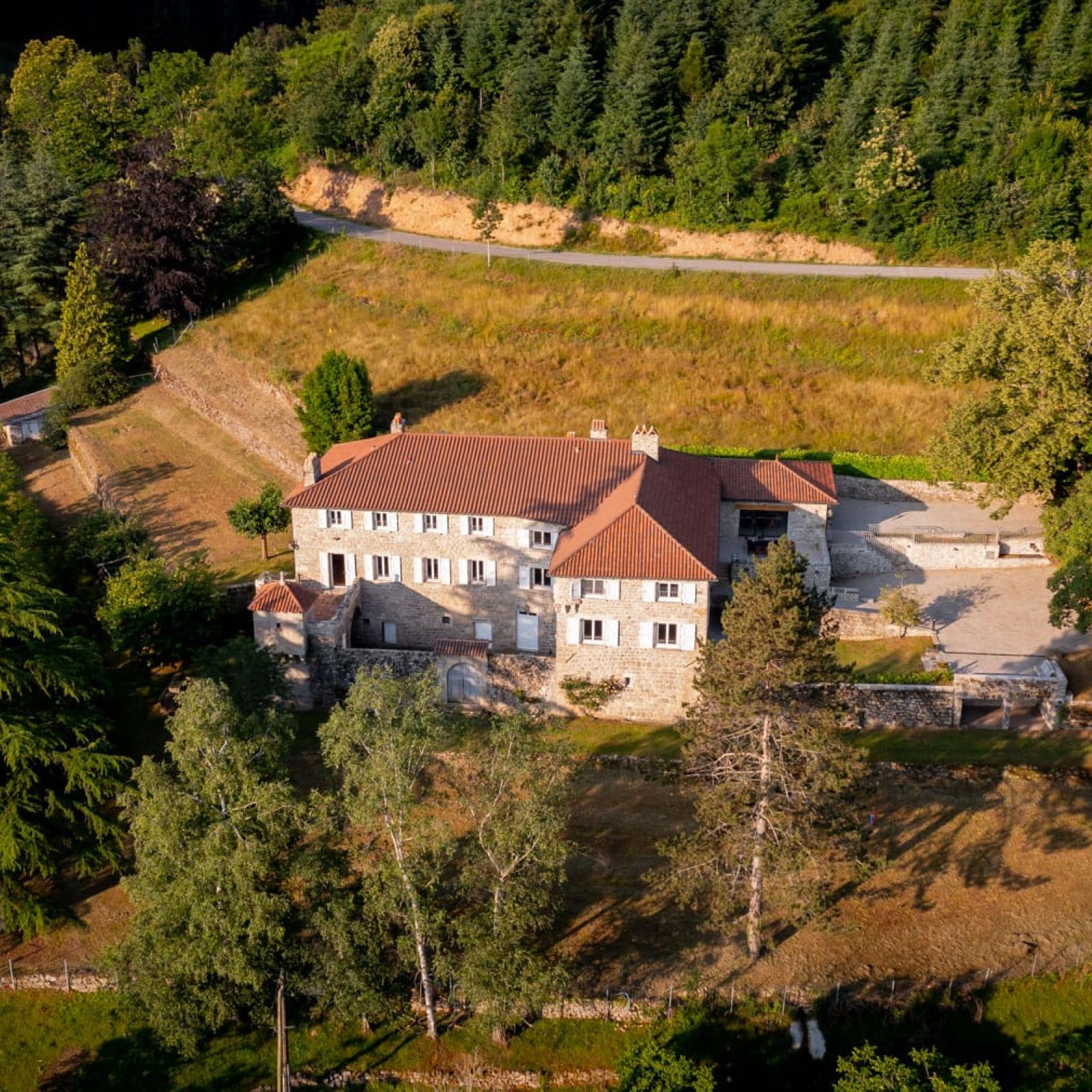 location domaine les charriers ardèche le cheylard hyttalodge rental mariage